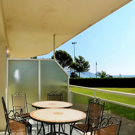 Beachfront In Estartit With Garden