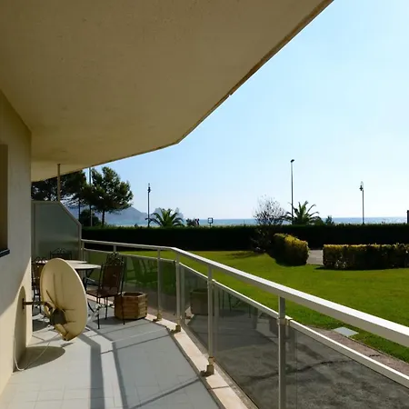 Appartement Beachfront In Estartit With Garden