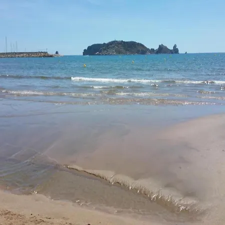 Appartement Beachfront In Estartit With Garden