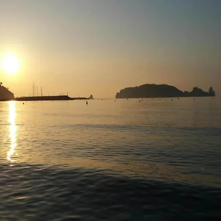 Beachfront In Estartit With Garden *